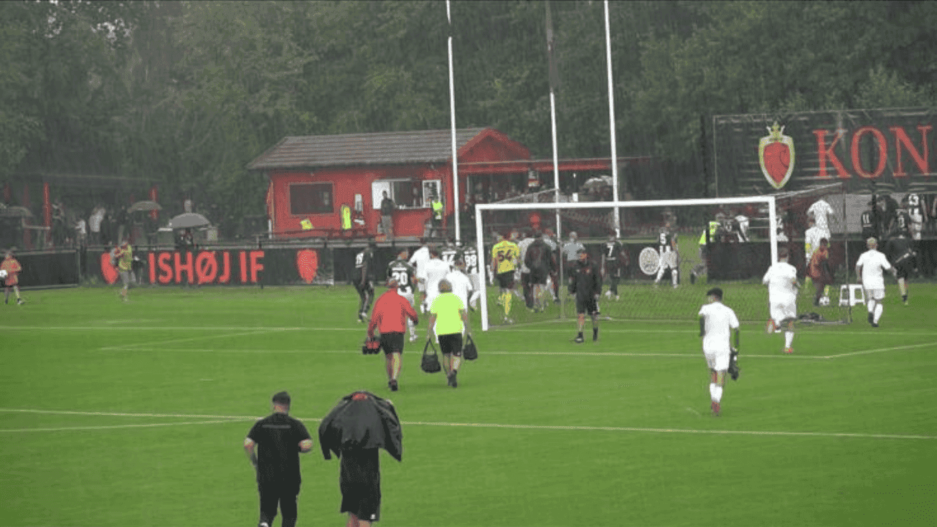 Regn, lyn og torden afbrød kampen mod Ishøj IF