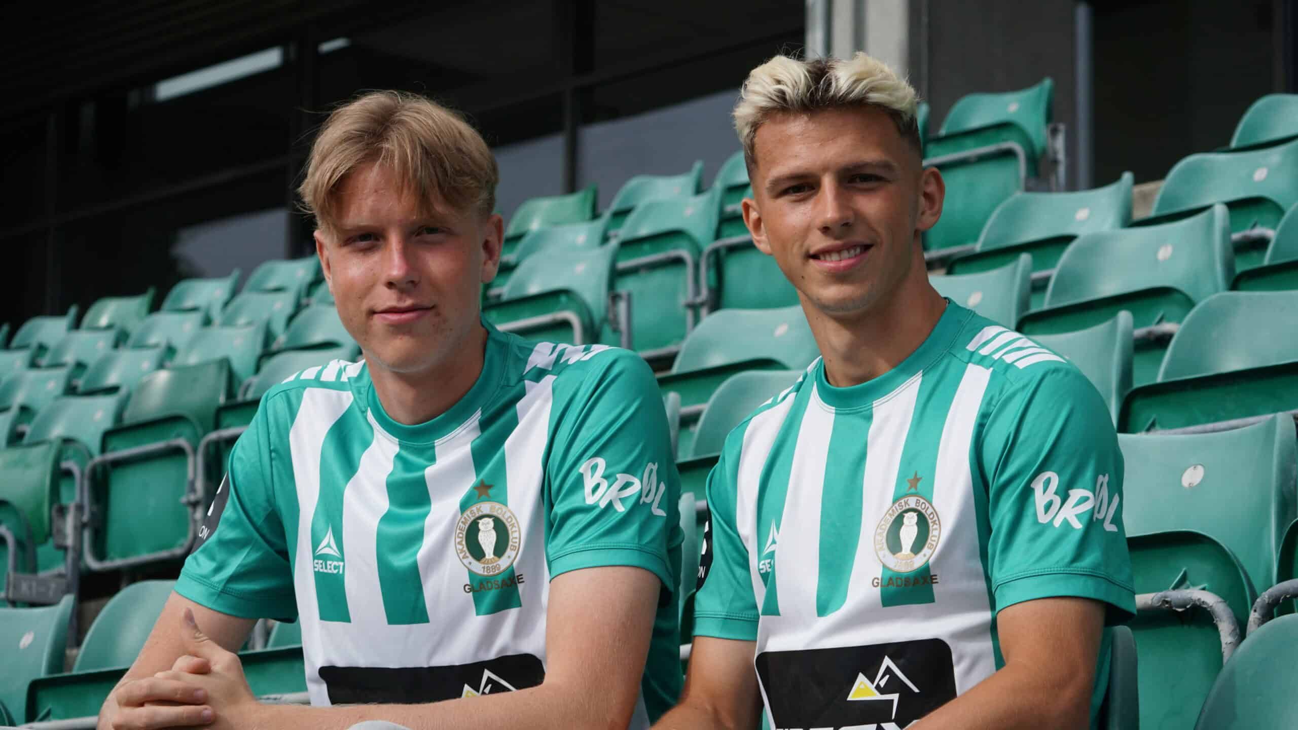 Talenter skriver under på professionelle kontrakter