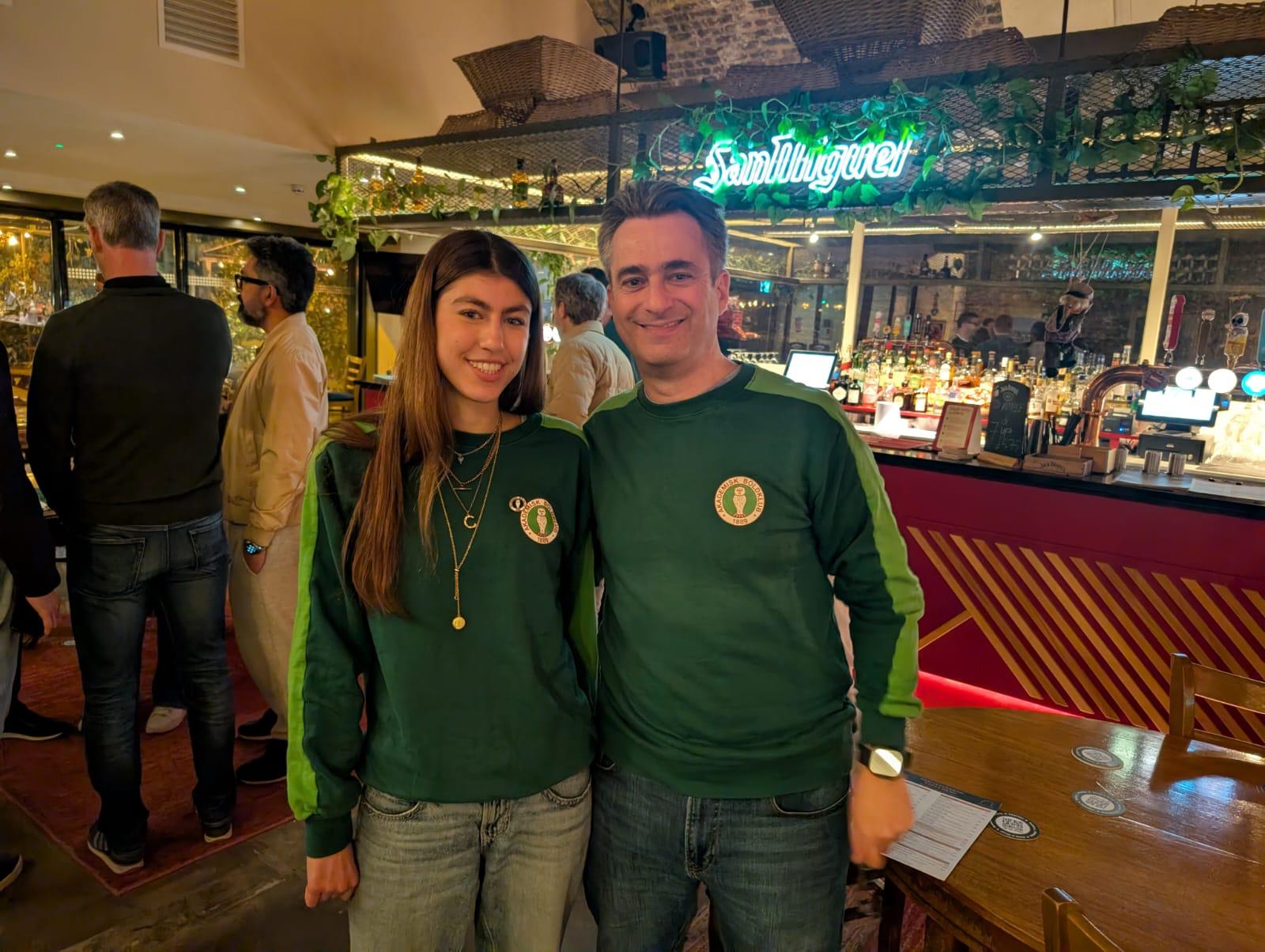 AB-fans til en lokal watch party